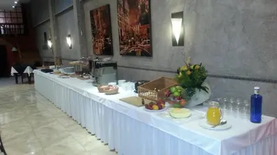Comida en o cerca de este hotel