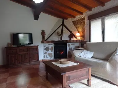 Una televisión o centro de entretenimiento en Casa Rural El Turuterro