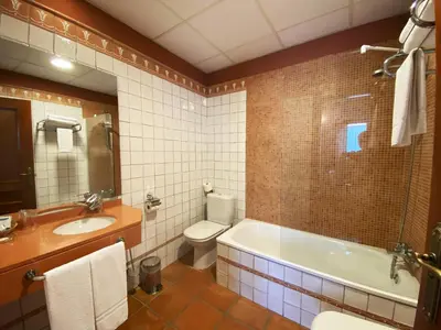 Un baño de HOTEL EL RASTRO - Palacio Duque de Tamames -