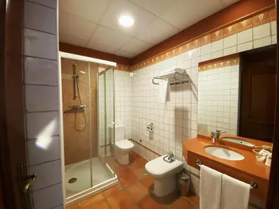 Un baño de HOTEL EL RASTRO - Palacio Duque de Tamames -