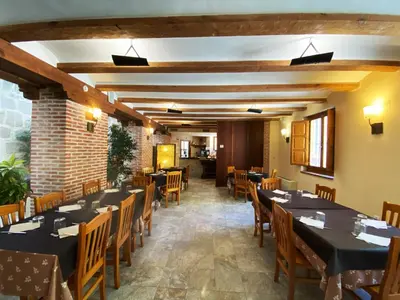 Un restaurante o sitio para comer en HOTEL EL RASTRO - Palacio Duque de Tamames -