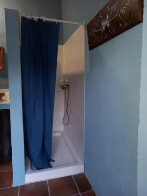 Un baño de Casa Rural Las Raíces, Sierra de San Vicente