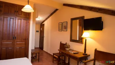 Una televisión o centro de entretenimiento en Hotel Las Cancelas