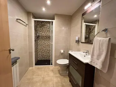 Un baño de Apartamentos Raíces
