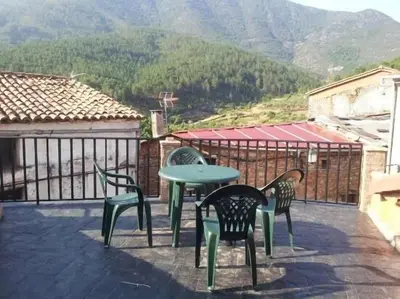 Vista general de una montaña o vista desde el agroturismo