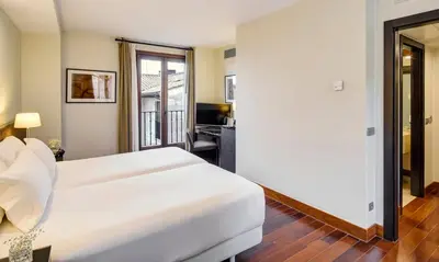 Cama o camas de una habitación en Sercotel Puerta de la Catedral
