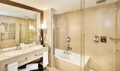Un baño de Sercotel Puerta de la Catedral