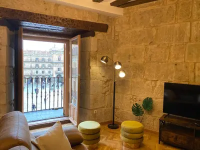 Una televisión o centro de entretenimiento en Apartamento Plaza Mayor Salamanca con 2 balcones a la misma Plaza Mayor