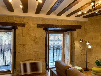 Zona de estar de Apartamento Plaza Mayor Salamanca con 2 balcones a la misma Plaza Mayor