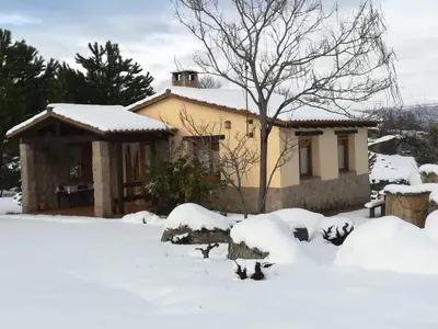 Casa Rural Amarilla en invierno