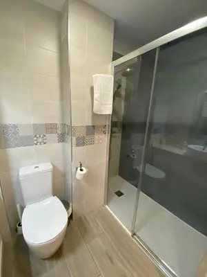 Un baño de III Apartamento junto a PLAZA MAYOR