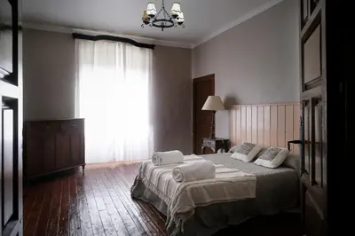Cama o camas de una habitación en CASA RURAL PALACIO CONDE DE ALDANA con piscina entre encinares y dehesas