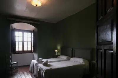 Cama o camas de una habitación en CASA RURAL PALACIO CONDE DE ALDANA con piscina entre encinares y dehesas