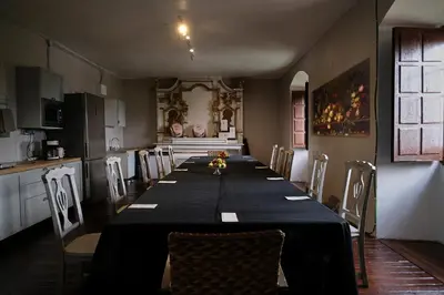 Una cocina o zona de cocina en CASA RURAL PALACIO CONDE DE ALDANA con piscina entre encinares y dehesas