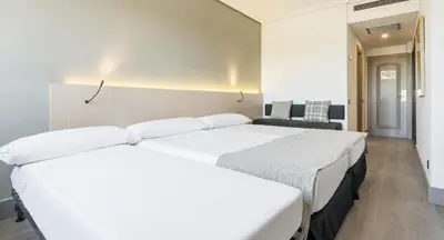 Cama o camas de una habitación en Hotel Ilunion Las Lomas