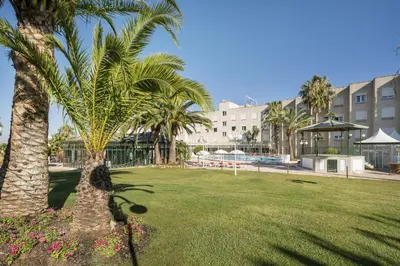 Piscina en o cerca de Hotel Ilunion Las Lomas
