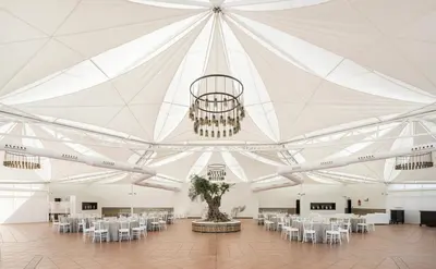 Un restaurante o sitio para comer en Hotel Ilunion Las Lomas