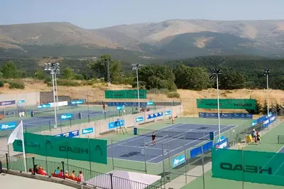 Instalaciones para jugar a tenis o squash en Apartamentos BEJAR - DUCAL o alrededores
