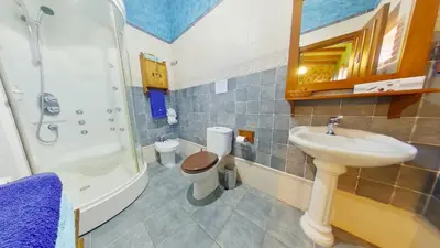 Un baño de GREDOS RURALRUT en El Tiemblo, cerca del famoso CASTAÑAR, la Reserva Natural VALLE DE IRUELAS y zonas de baño naturales a pocos metros