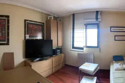 Una televisión o centro de entretenimiento en MYM Vivienda Ávila, buena situación. VUT-AV-00805