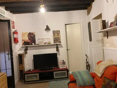 Una televisión o centro de entretenimiento en La Casina Apartamento Turistico centro Plasencia AT-CC-0650