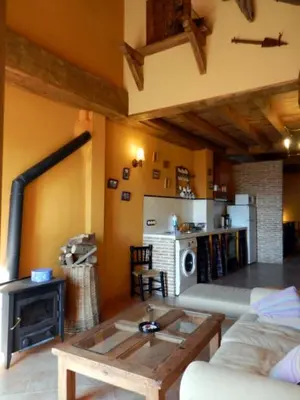Una cocina o zona de cocina en CASA REBOLLARES IIBIS