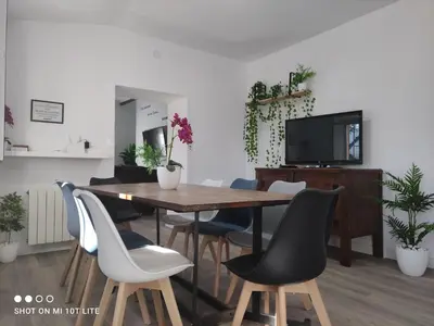 Una televisión o centro de entretenimiento en Rucanon 2 La casa del campo 4 Estrellas, Piscina y Golf