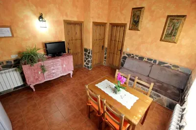 Una televisión o centro de entretenimiento en Las Cabañas de La Vera