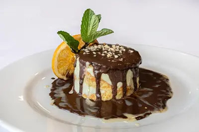 Comida en o cerca de este hotel