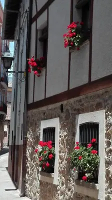 Edificio en el que se encuentra el hostal o pensión