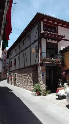 Edificio en el que se encuentra el hostal o pensión