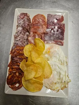 Comida en o cerca de este hotel