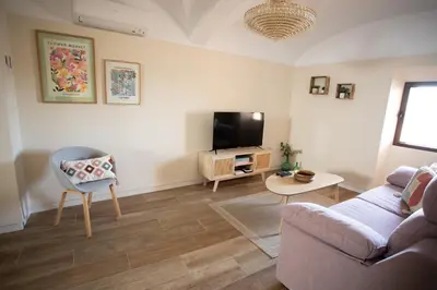 Una televisión o centro de entretenimiento en Apartamento Baluarte de los Pozos