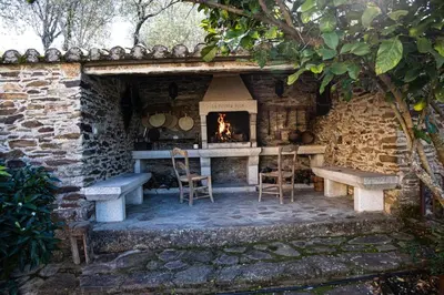 Un patio o zona al aire libre en Lagar La Pizarra Casa Rural