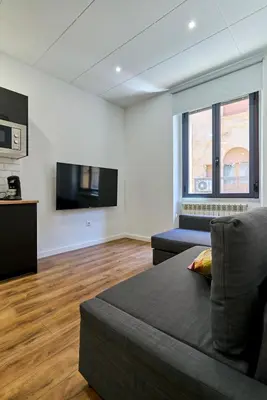 Una televisión o centro de entretenimiento en Apartamentos Margarita by gaiarooms