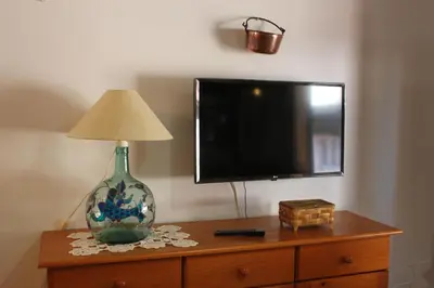 Una televisión o centro de entretenimiento en La turronera de La Alberca